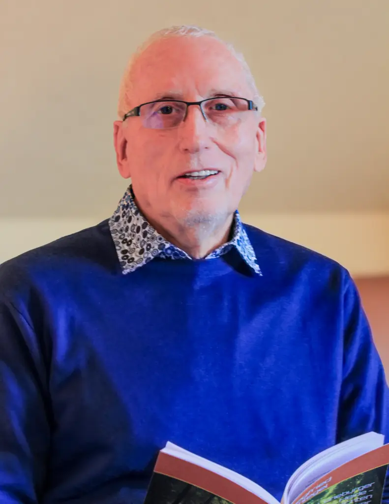 Siegfried Schlegel mit seinem Buch